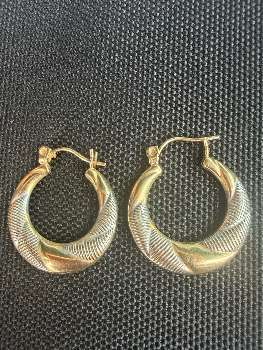 14k 2.6g WHITE GOLD & GOLD MIXED Med Sized Hoop Earrings. STAMPED 14k!!! 💛